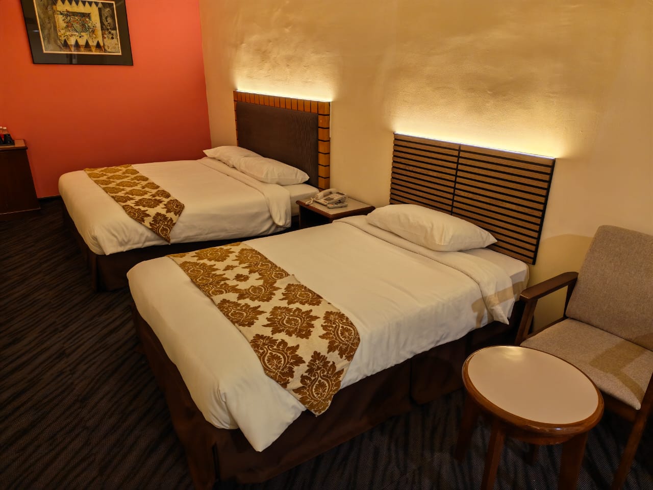 Junior Room — Bedroom and seating