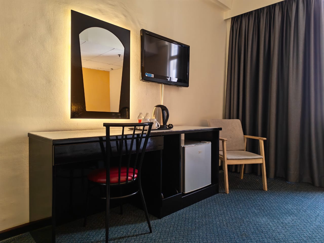 Superior Room — Desk and room details