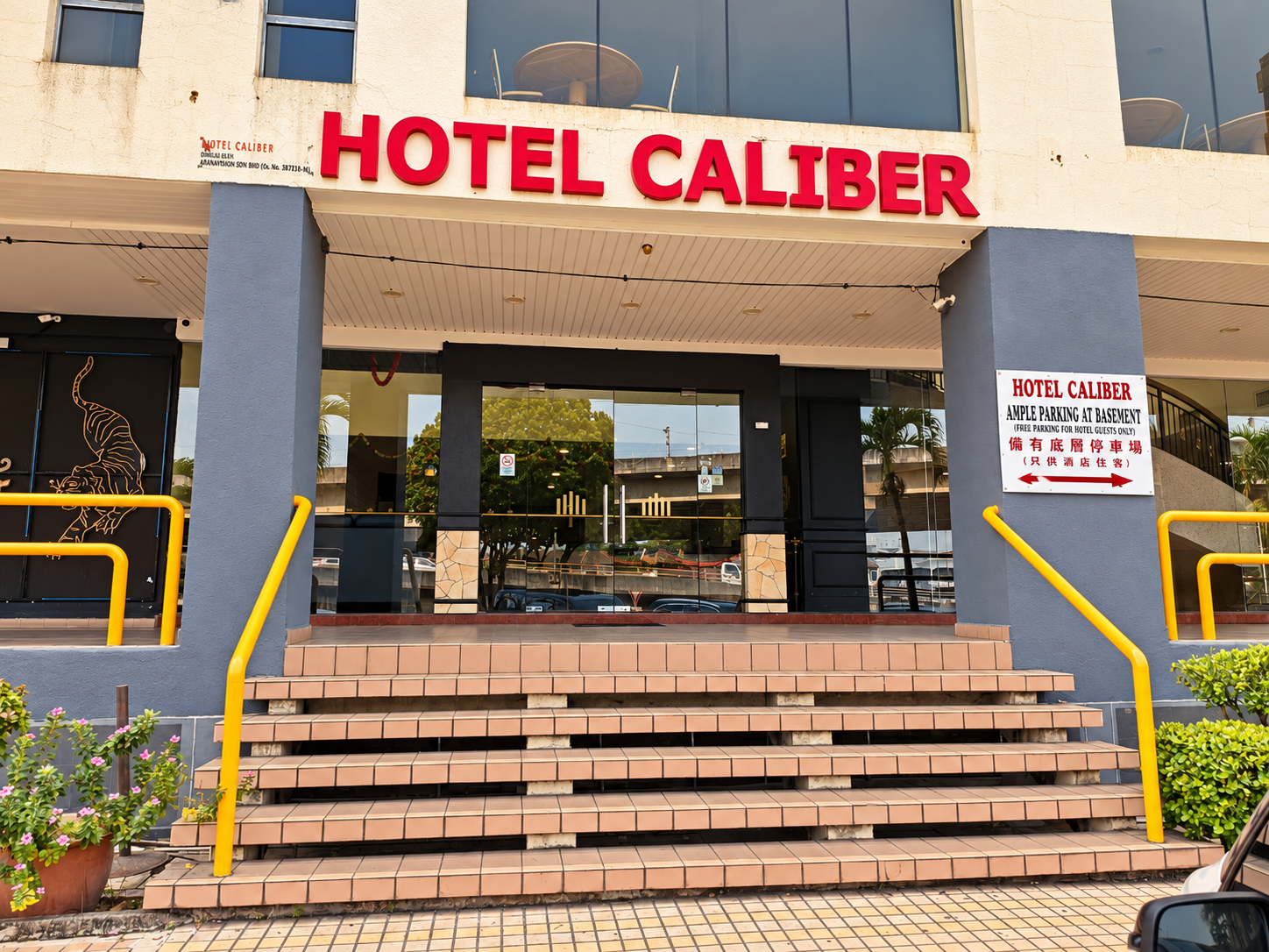 Hotel Caliber main entrance